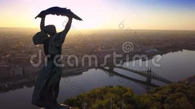 匈牙利布达佩斯-在格勒特山乘坐自由女神像4K飞离，背景是自由桥